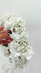 זר לראש עם פרחים לבנים